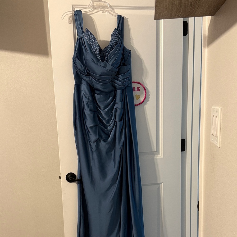 Elegant Blue Evening Gown - Picture 5 of 6